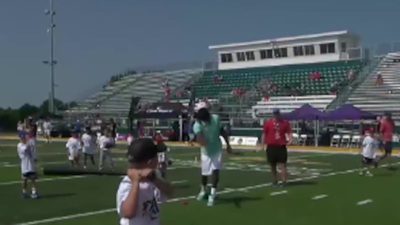 Elly De La Cruz leads a sold-out camp of nearly 500 kids in grades 1-8 at Sycamore High School
