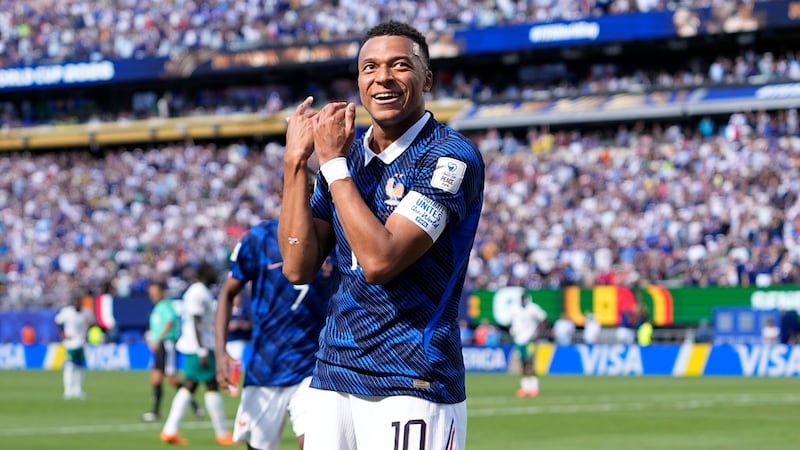El francés Kylian Mbappé celebra después de anotar el primer gol de su equipo en el partido...